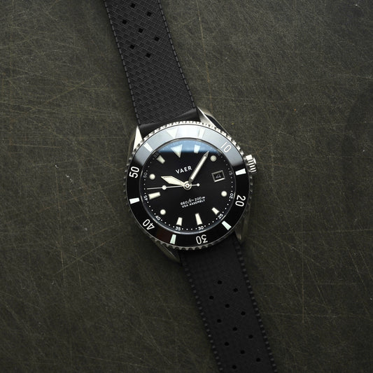 D4 Meridian Black 42mm (Date Window)